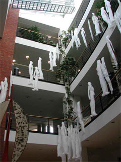 Treppenhaus mit hängenden Figuren