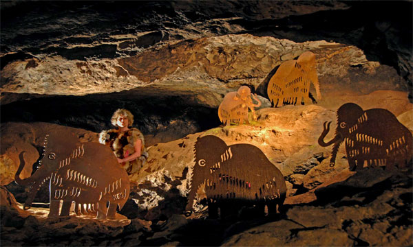 Mammuts mit Künstlerin als Neandertaler