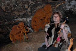Mammuts mit Künstlerin als Neandertaler