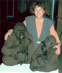 Bildhauerin mit Gorillas