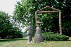 Skulpturenpaar vor Tor