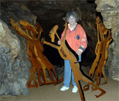Künstlerin mit Höhlenmenschen