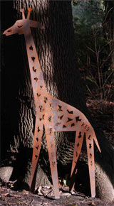 Giraffe vor Baum
