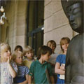 Kindergruppe vor Buddha-Statue